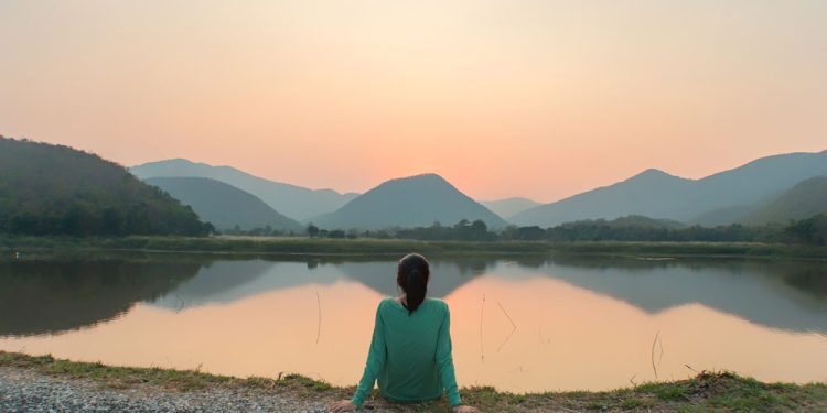 femme-detendue-assise-lac