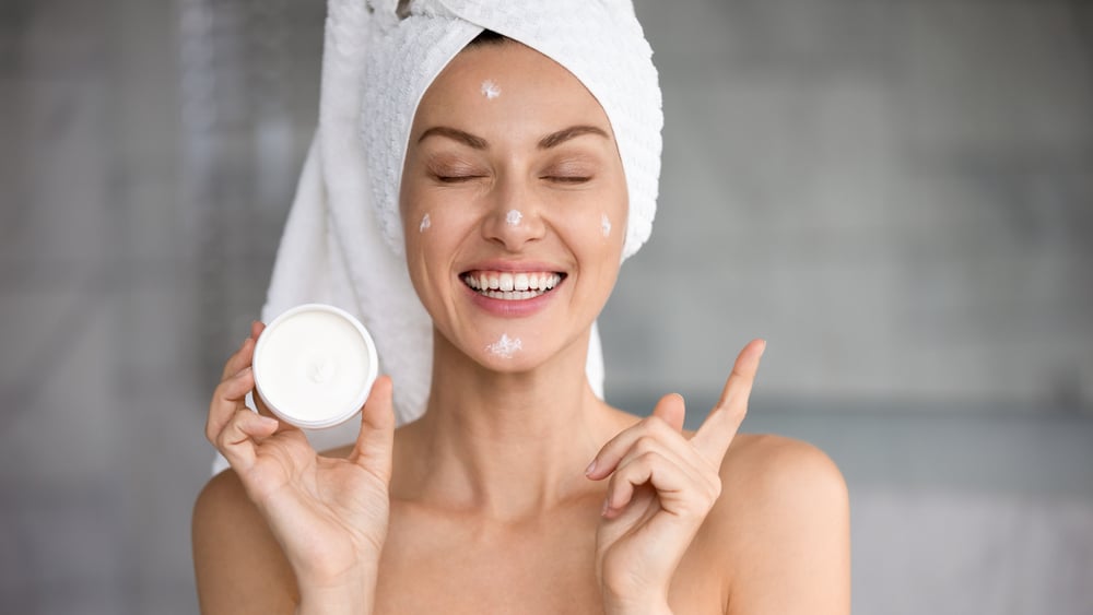 Comment appliquer une crème anti-rides ? femme applique creme antirides