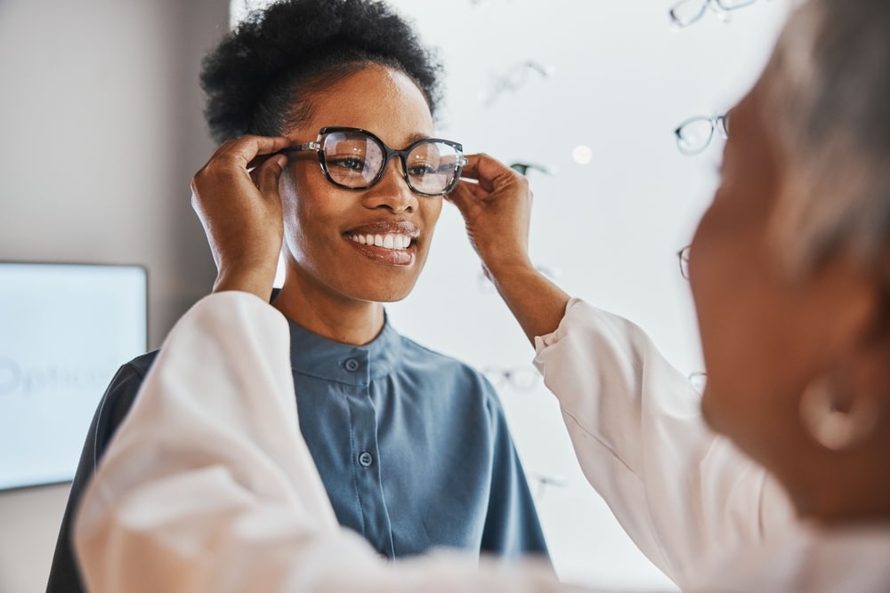 femme essaye lunettes opticien