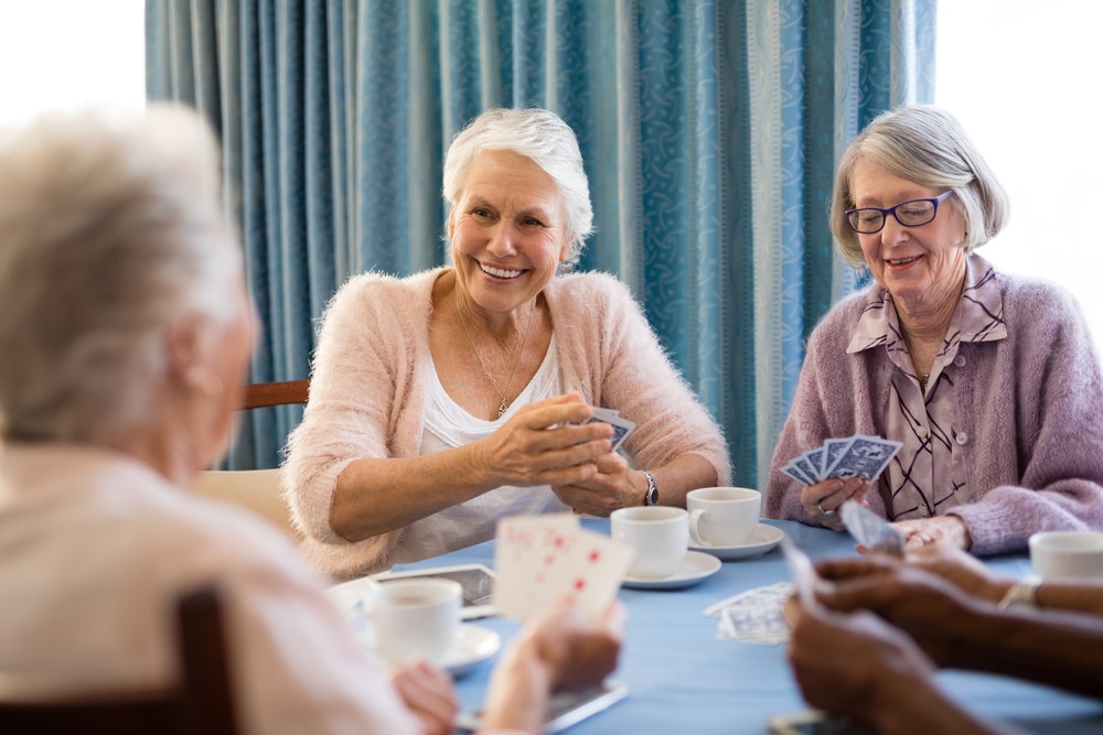 Quels sont les solutions alternatives aux EHPAD ? seniors jouent en residence autonome