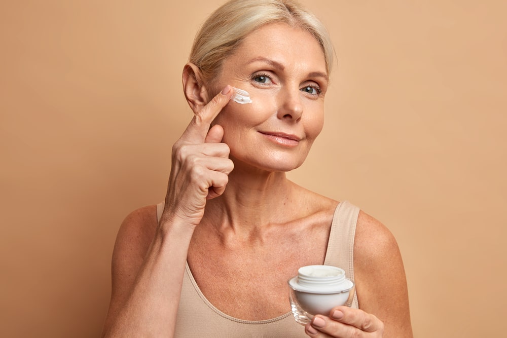 femme applique creme anti age
