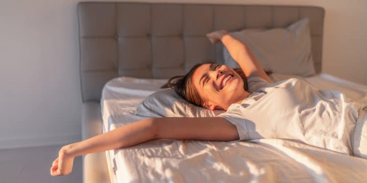 femme heureuse allongee sur matelas