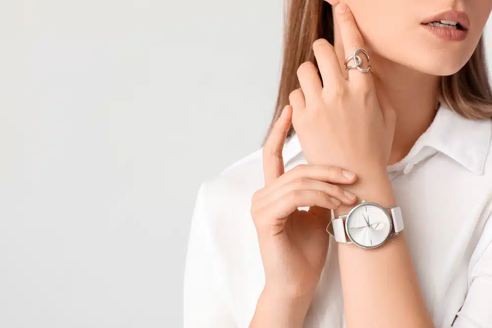 femme porte montre