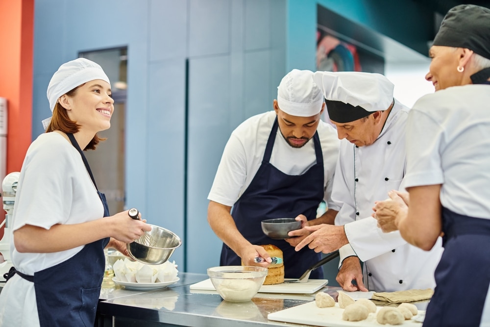 Comment faire une reconversion dans la cuisine ? chef avec apprenti