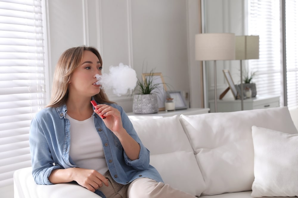 femme vapoteuse