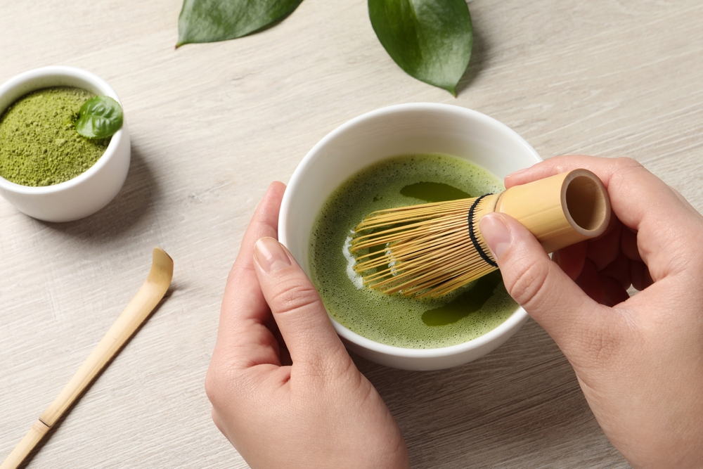 femme avec fouet matcha